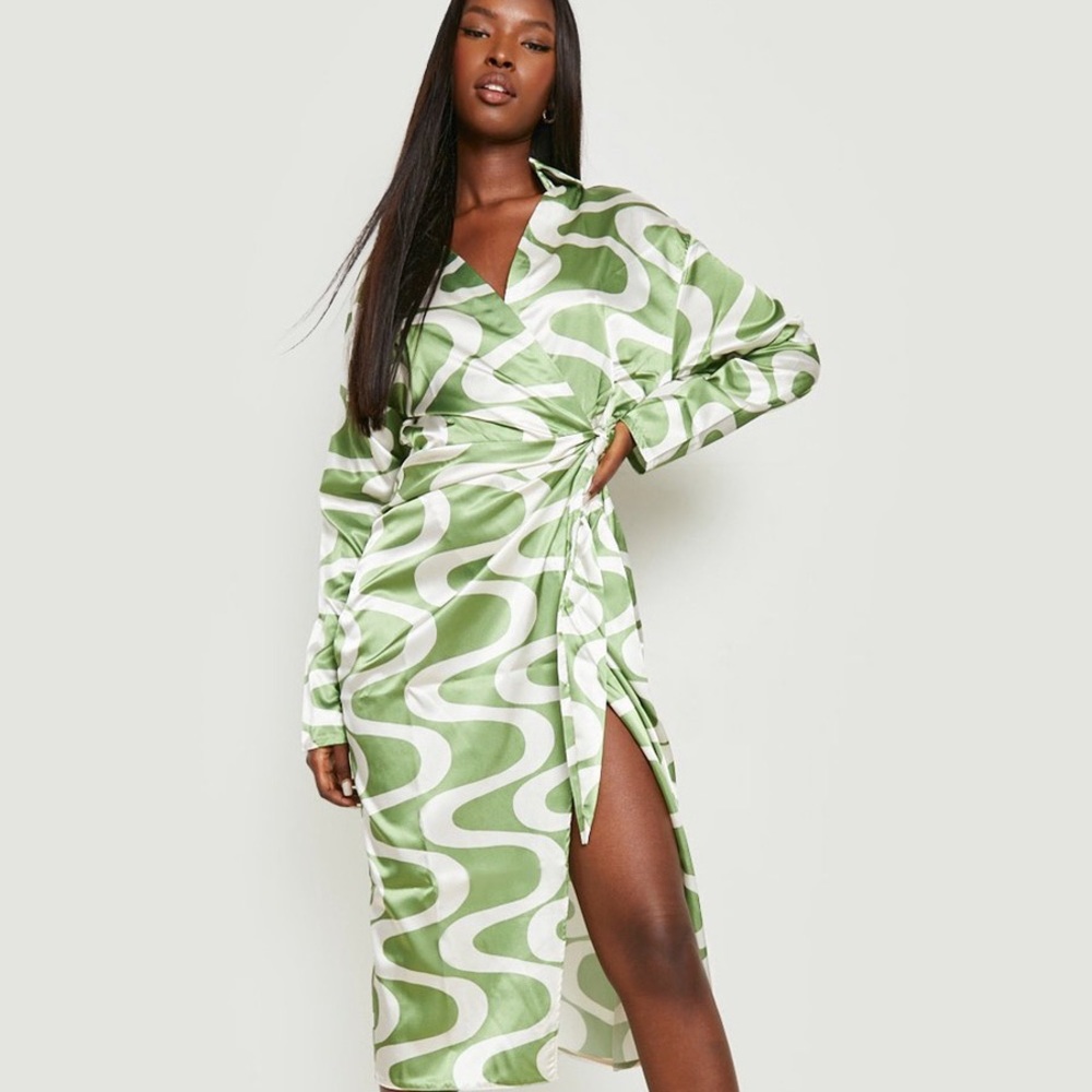 Boohoo WAVE PRINTED SATIN WRAP MIDI DRESS